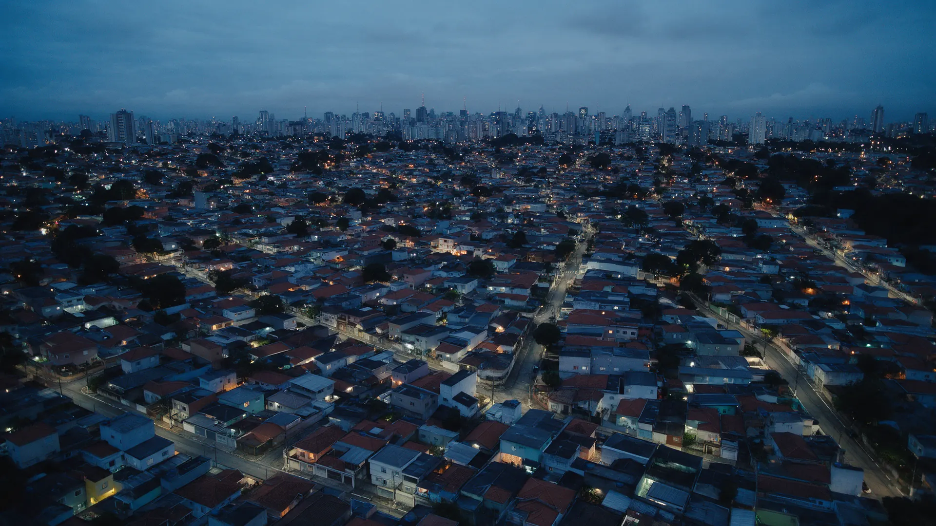Bairro residencial de São Paulo visto de cima ao anoitecer