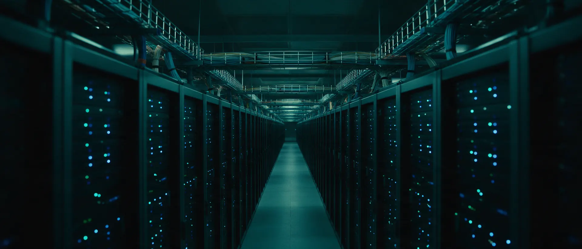 Corredor da central de rede com racks iluminados